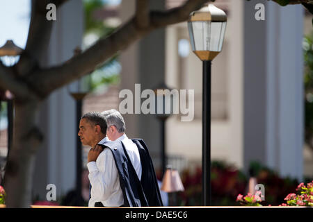 US-Präsident Barack Obama (vorne) und Kanadas Premierminister Stephen Harper sprechen während eines Spaziergangs auf dem asiatisch-pazifischen wirtschaftlichen Zusammenarbeit (APEC) Gipfel im JW Marriott Hotel in Honolulu, USA, 13. November 2011. Foto: Kent Nishimura / Pool über CNP Stockfoto