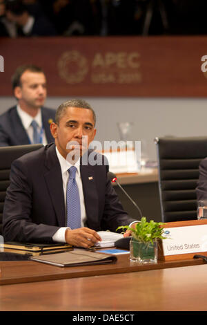 US-Präsident Barack Obama beteiligt sich an der Eröffnungsveranstaltung des asiatisch-pazifischen wirtschaftlichen Zusammenarbeit (APEC)-Gipfels im JW Marriott Hotel in Honolulu, USA, 13. November 2011. Foto: Kent Nishimura / Pool über CNP Stockfoto