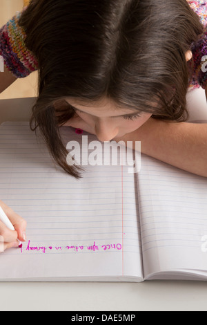 Mädchen in rosa Filzstift im Notizbuch schreiben Stockfoto