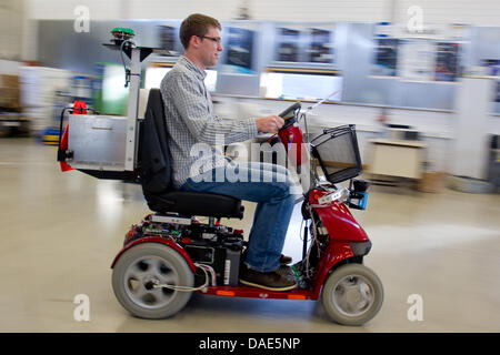 Das postgraduale Daniel Eck treibt eine neue intelligente Senior-Scooter entwickelt am Institut für Informatik und Robotik in Würzburg, Deutschland, 25. Oktober 2011. Der Scooter benannt Fussgängerzone Hilfe Fahrzeug ist in der Lage selbstständig fahren und Hindernisse zu vermeiden. Foto: Daniel Karmann Stockfoto