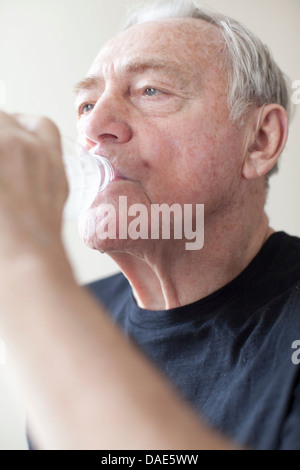 Senior woman Mineralwasser trinken Stockfoto