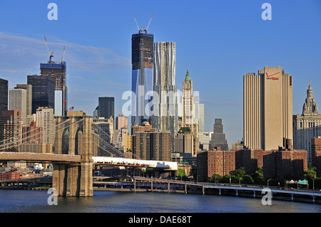 Panoramablick von der Manhattan Bridge über den East River und die Brooklyn Bridge auf die Skyline von Lower Manhattan mit dem One World Trade Center am Ground Zero in der Mitte und der postmodernen 8 Spruce Street und der neugotischen Woolwor, USA, New York City, Manhattan gebaut ist Stockfoto