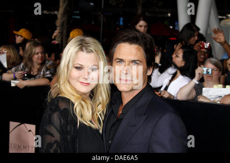 US-Schauspieler Rob Lowe und seine Frau Sheryl Berkoff für die Weltpremiere von kommen "The Twilight Saga: Breaking Dawn - Teil 1: im Nokia Theatre L.A. Live in Los Angeles, USA, 15. November 2011. Foto: Hubert Boesl Stockfoto