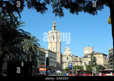 Micalet Tower, auch genannt Muguelete, und die Kathedrale sind in Valencia, Spanien, 1. November 2011 abgebildet. Dieser achteckige Glockenturm gehört zu der Kathedrale von Valencia und ist ein Wahrzeichen der Stadt. Es wurde im 14. und 15. Jahrhundert im gotischen Stil erbaut. Foto: FEDERICO GAMBARINI Stockfoto