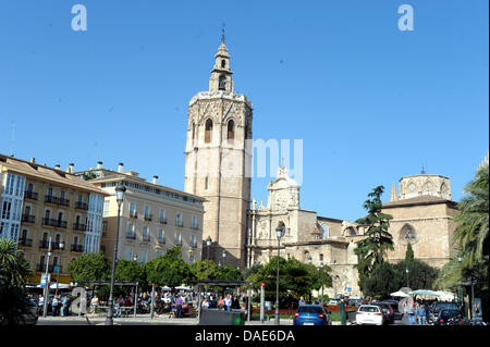 Micalet Tower, auch genannt Muguelete, und die Kathedrale sind in Valencia, Spanien, 1. November 2011 abgebildet. Dieser achteckige Glockenturm gehört zu der Kathedrale von Valencia und ist ein Wahrzeichen der Stadt. Es wurde im 14. und 15. Jahrhundert im gotischen Stil erbaut. Foto: FEDERICO GAMBARINI Stockfoto