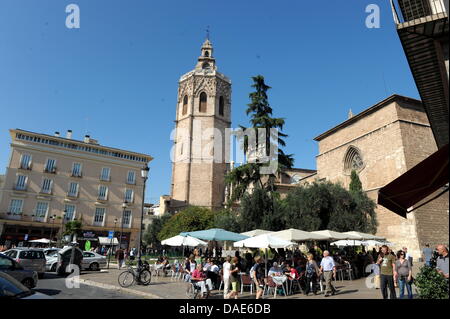 Micalet Tower, auch genannt Muguelete, und die Kathedrale sind in Valencia, Spanien, 1. November 2011 abgebildet. Dieser achteckige Glockenturm gehört zu der Kathedrale von Valencia und ist ein Wahrzeichen der Stadt. Es wurde im 14. und 15. Jahrhundert im gotischen Stil erbaut. Foto: FEDERICO GAMBARINI Stockfoto