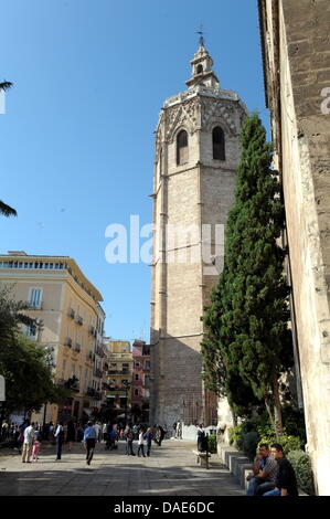 Micalet Tower, auch genannt Muguelete, und die Kathedrale sind in Valencia, Spanien, 1. November 2011 abgebildet. Dieser achteckige Glockenturm gehört zu der Kathedrale von Valencia und ist ein Wahrzeichen der Stadt. Es wurde im 14. und 15. Jahrhundert im gotischen Stil erbaut. Foto: FEDERICO GAMBARINI Stockfoto