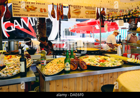 Street Cafe in Alicante auf der Promenade ein sehr großes Metall Pfannen mit einem lokalen Spezialitäten Stockfoto