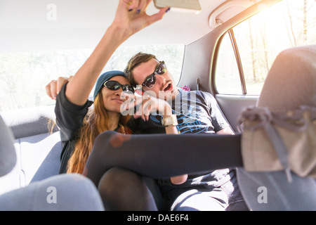 Paar am Rücksitz im Auto fotografieren selbst Stockfoto
