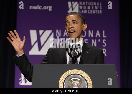 US-Präsident Barack Obama macht Bemerkungen an der nationalen Frauen Law Center Annual Awards Dinner in Washington, DC am 9. November, 2011.Credit: Yuri Gripas / Pool über CNP Stockfoto