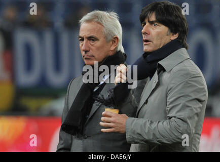 Deutschlands Trainer Joachim Löw (R) und niederländische Trainer Bert van Marwijk zu sprechen, um einander kurz vor der internationalen freundlich Fußball Spiel Deutschland Vs Niederlande Imtech Arena in Hamburg, Deutschland, 15. November 2011. Foto: Jochen Lübke Dpa/Lno +++(c) Dpa - Bildfunk +++ Stockfoto