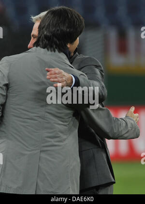 Deutschlands Trainer Joachim Löw (L) und niederländischen Trainer Bert van Marwijk umarmen einander vor der internationalen Fußball-freundliche Spiel Deutschland Vs Niederlande Imtech Arena in Hamburg, Deutschland, 15. November 2011. Foto: Jochen Lübke Dpa/Lno +++(c) Dpa - Bildfunk +++ Stockfoto