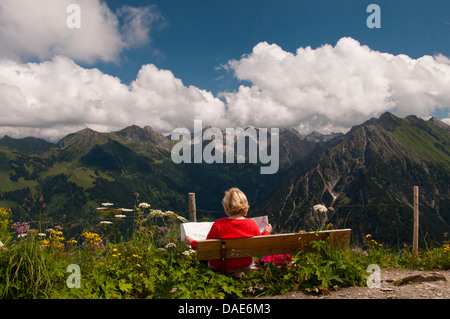 Blick von einer Bank am Walmendinger Horn (1990 m) in den Allgäuer Alpen im Osten, Deutschland, Bayern, Allgäu Stockfoto