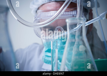 Wissenschaftler mit Pipette, Nahaufnahme Stockfoto