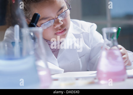 Mädchen machen Notizen im Labor Stockfoto