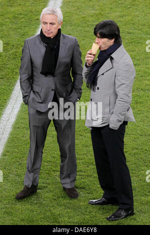 Niederländische Trainer Bert Van Marwijk (L) und Deutschlands Trainer Joachim Löw sprechen, bevor die internationale freundliche Fußballspiel-Deutschland Vs Niederlande Imtech Arena in Hamburg, Deutschland, 15. November 2011. Foto: Malte Christen Dpa/lno Stockfoto