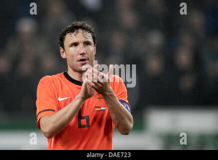 Holländische Mark van Bommel erkennt Anhänger nach freundliche Fußball-Spiel Deutschland Vs Niederlande Imtech Arena in Hamburg, Deutschland, 15. November 2011. Deutschland gewann das Spiel 3: 0. Foto: Christian Charisius Dpa/lno Stockfoto