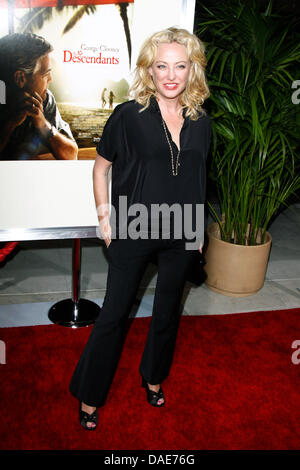 Schauspielerin Virginia Madsen kommt bei der Premiere von "The Descendants" Samuel Goldwyn Theatre in Beverly Hills, Los Angeles, USA, am 15. November 2011. Foto: Hubert Boesl Stockfoto