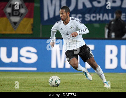 Deutschlands Dennis Aogo steuert den Ball während der internationalen Freundschaftsspiel Deutschland Vs Niederlande Imtech Arena in Hamburg, Deutschland, 15. November 2011. Foto: Christian Charisius Dpa/lno Stockfoto