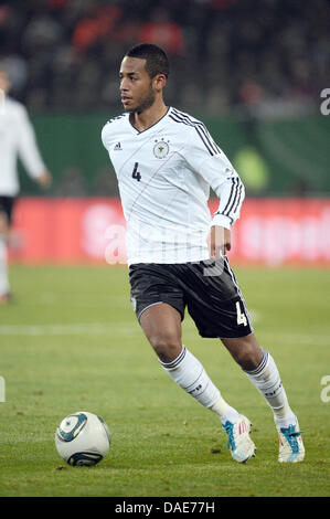 Deutschlands Dennis Aogo steuert den Ball während der internationalen Freundschaftsspiel Deutschland Vs Niederlande Imtech Arena in Hamburg, Deutschland, 15. November 2011. Foto: Christian Charisius Dpa/lno Stockfoto