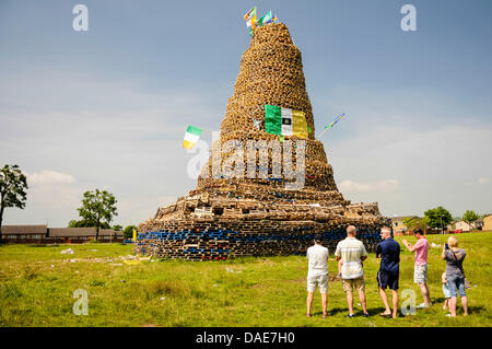 Newtownabbey, Nordirland. 11. Juli 2013. Menschen zusammenkommen, um eine enorme Lagerfeuer, geschätzt auf über 30 m (100 ft), sehen in Mossley. Bildnachweis: Stephen Barnes/Alamy Live-Nachrichten Stockfoto