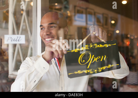 Ladenbesitzer drehen offenen Schild an Vintage-Shop Tür Stockfoto