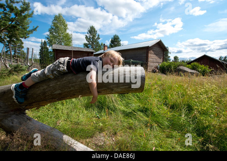 Kleiner Junge im Urlaub ein Nickerchen Stockfoto