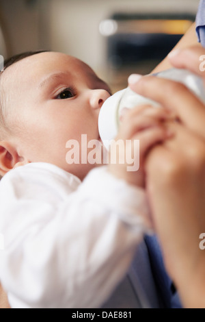 Babymädchen Flasche Milch trinken Stockfoto