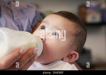 Babymädchen Flasche Milch trinken Stockfoto