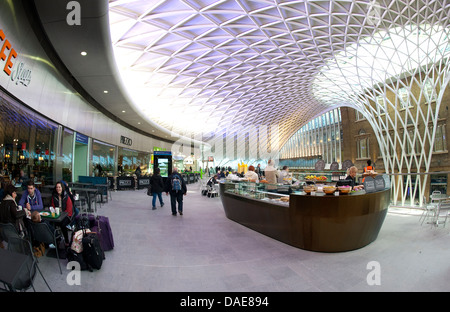 Cafés und Erfrischungen Raum im Zwischengeschoss der westlichen Bahnhofshalle, Bahnhof Kings Cross Railway, London, England. Stockfoto