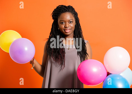 Junge Frau mit Luftballons Stockfoto