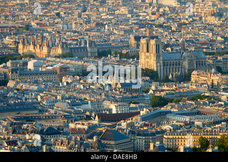 Einstellen von Sonnenlicht über Kathedrale Notre Dame und die Gebäude von Paris Frankreich Stockfoto