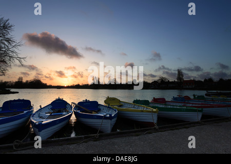 Bunte hölzerne Ruderboote zu mieten auf dem bloßen Thorpeness Village, Suffolk County, England Stockfoto