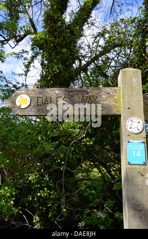 Wegweiser aus Holz in der Nähe von Addingham auf den Dales so Long Distance Fußweg Wharfedale Yorkshire Stockfoto