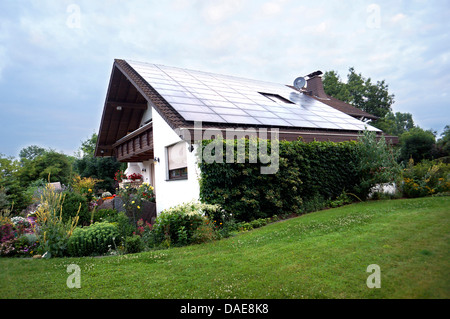 Solaranlage auf dem Dach eines Einfamilienhauses, Deutschland, North Rhine-Westphalia, Weilerswist Stockfoto