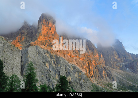 Berggipfel am Grödner Joch in Nebel im Abendlicht, Italien Stockfoto