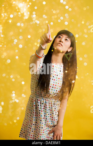 Porträt der jungen Frau mit entdeckt Kleid mit Glitzer Stockfoto