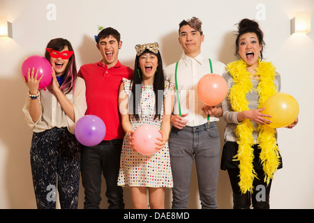 Freunde auf einer Party mit Ballons, Studio gedreht Stockfoto