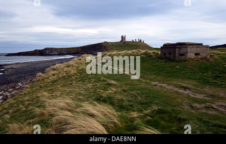 Dunstanburgh Castle & zweiten Weltkrieg Pillenbox auf St Oswald so lange Distanz Northumberland Küste Stockfoto