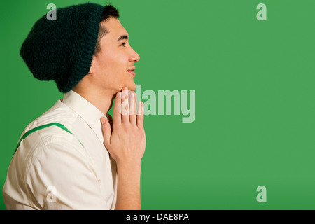 Porträt des jungen Mann mit Mütze stricken Stockfoto