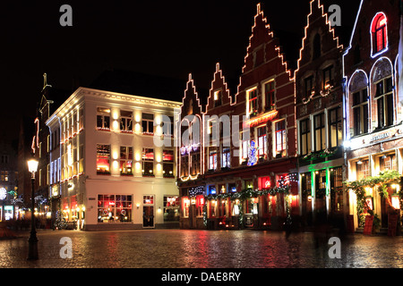 Weihnachts-Dekorationen auf die Gebäude rund um den Marktplatz Brügge City, West-Flandern in der belgischen Region Flandern Stockfoto