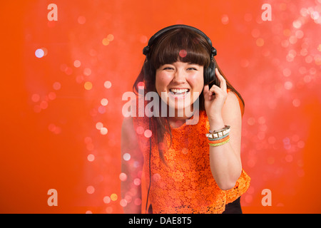 Porträt der jungen Frau mit Kopfhörern Stockfoto