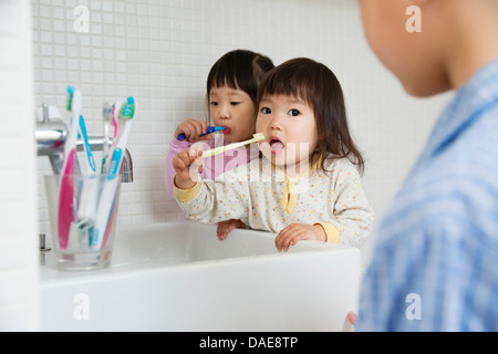 Zwei Mädchen Zähneputzen am Waschbecken im Bad Stockfoto