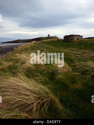 Dunstanburgh Castle & zweiten Weltkrieg Pillenbox auf St Oswald so lange Distanz Northumberland Küste Stockfoto