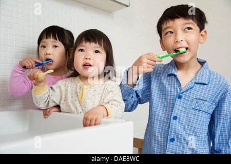 Bruder und Schwestern Zahnreinigung Stockfoto