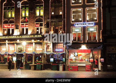 Weihnachts-Dekorationen auf die Gebäude rund um den Marktplatz Brügge City, West-Flandern in der belgischen Region Flandern Stockfoto