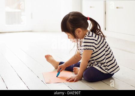 Weiblichen Kleinkind sitzen auf Bodenzeichnung Stockfoto