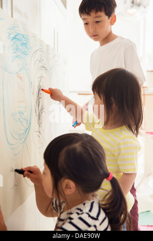 Bruder und zwei junge Schwestern zeichnen Stockfoto
