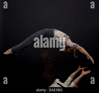 Studioaufnahme von Akrobaten ausgleichende Trick durchführen Stockfoto