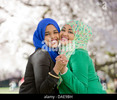 Porträt der beiden jungen Frauen im Park zusammen tanzen Stockfoto